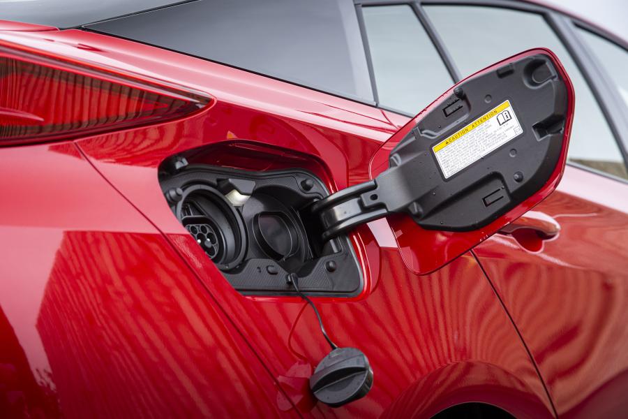 Детали экстерьера Toyota Prius Plug-in Hybrid Business Edition+ 2019 года  (UK) (фото 5 из 30)